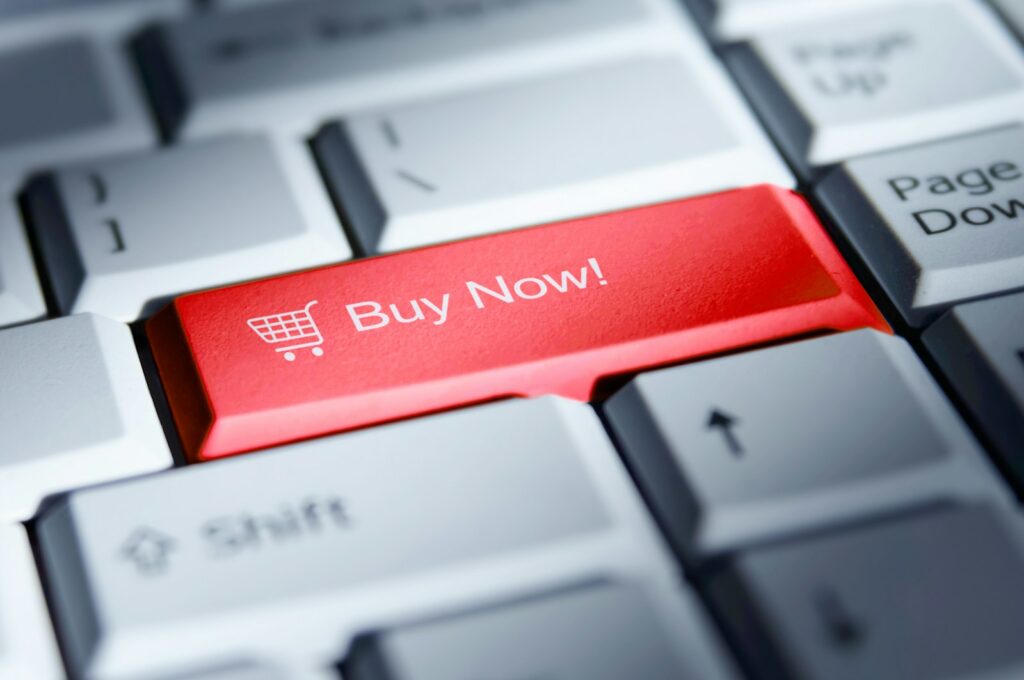 Rode buy now knop op toetsenbord voor koopgidsen